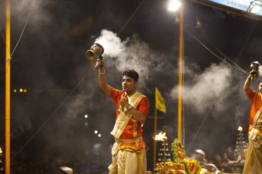 Varanasi, Uttar Pradesh, Hindistan - 7 Temmuz 2018: Ganga Aarti töreninde Dasashvamedh Ghat bin namazı ile her evenning.
