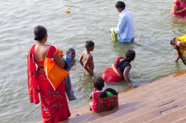 Varanasi, Uttar Pradesh, Hindistan - 8 Temmuz 2018: banyo ve ritüel su kutsal Ganj Nehri, sabahın erken saatlerinde gerçekleştirme hacılar.