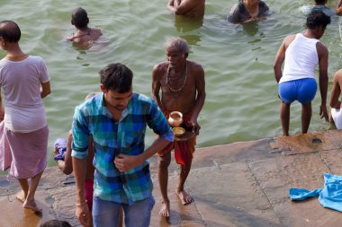 Varanasi, Uttar Pradesh, Hindistan - 8 Temmuz 2018: banyo ve ritüel su kutsal Ganj Nehri, sabahın erken saatlerinde gerçekleştirme hacılar.
