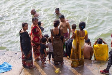 Varanasi, Uttar Pradesh, Hindistan - 8 Temmuz 2018: banyo ve ritüel su kutsal Ganj Nehri, sabahın erken saatlerinde gerçekleştirme hacılar.