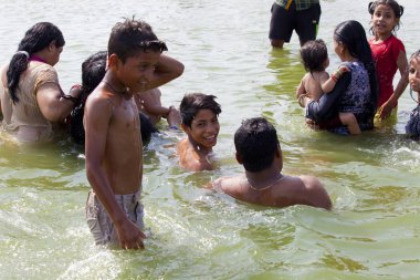 Varanasi, Uttar Pradesh, Hindistan - 9 Temmuz 2018: banyo ve ritüel su kutsal Ganj Nehri, sabahın erken saatlerinde gerçekleştirme hacılar.