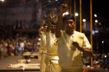 Varanasi, Uttar Pradesh, Hindistan - 9 Temmuz 2018: Ganga Aarti töreninde Dasashvamedh Ghat bin namazı ile her evenning.