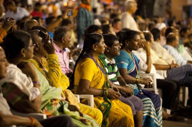 Varanasi, Uttar Pradesh, Hindistan - 9 Temmuz 2018: Ganga Aarti töreninde Dasashvamedh Ghat bin namazı ile her evenning.