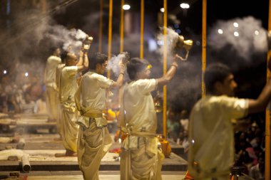Varanasi, Uttar Pradesh, Hindistan - 9 Temmuz 2018: Ganga Aarti töreninde Dasashvamedh Ghat bin namazı ile her evenning.