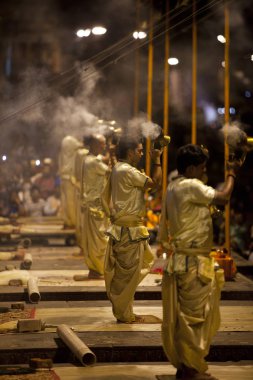 Varanasi, Uttar Pradesh, Hindistan - 9 Temmuz 2018: Ganga Aarti töreninde Dasashvamedh Ghat bin namazı ile her evenning.