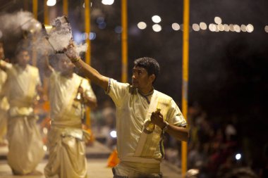 Varanasi, Uttar Pradesh, Hindistan - 9 Temmuz 2018: Ganga Aarti töreninde Dasashvamedh Ghat bin namazı ile her evenning.