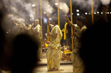Varanasi, Uttar Pradesh, Hindistan - 9 Temmuz 2018: Ganga Aarti töreninde Dasashvamedh Ghat bin namazı ile her evenning.
