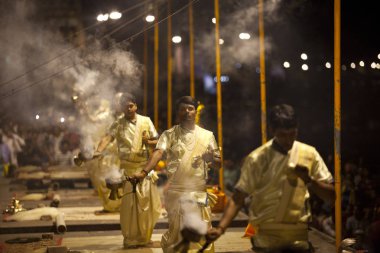 Varanasi, Uttar Pradesh, Hindistan - 9 Temmuz 2018: Ganga Aarti töreninde Dasashvamedh Ghat bin namazı ile her evenning.