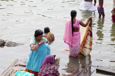Varanasi, Uttar Pradesh, Hindistan - 10 Temmuz 2018: banyo ve ritüel su kutsal Ganj Nehri, sabahın erken saatlerinde gerçekleştirme hacılar. 