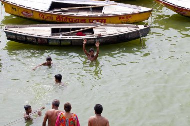Varanasi, Uttar Pradesh, Hindistan - 10 Temmuz 2018: banyo ve ritüel su kutsal Ganj Nehri, sabahın erken saatlerinde gerçekleştirme hacılar. 