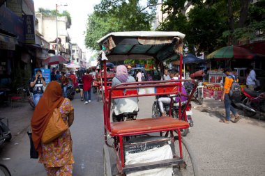 Yeni Delhi, Hindistan - 18 Temmuz 2018: Rickshaws, motosiklet, kalabalık sokak trafik ve ana ın Bazaarı ya da Paharganj ile kalabalık sokak görünümüne.