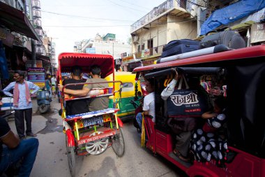Yeni Delhi, Hindistan - 18 Temmuz 2018: Rickshaws, motosiklet, kalabalık sokak trafik ve ana ın Bazaarı ya da Paharganj ile kalabalık sokak görünümüne.