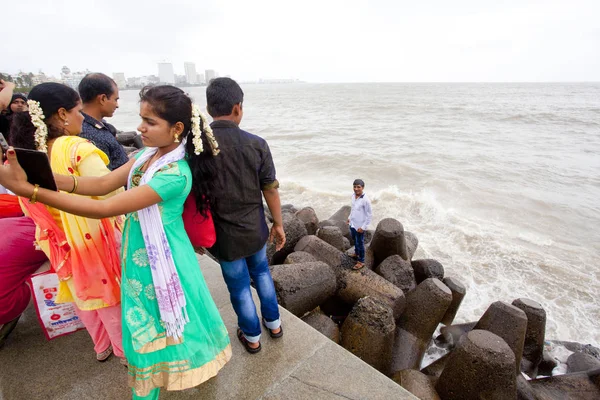 Мумбай Индия Июля 2018 Года Неизвестные Люди Посещают Набережную Южном — стоковое фото