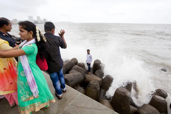 Мумбай Индия Июля 2018 Года Неизвестные Люди Посещают Набережную Южном — стоковое фото