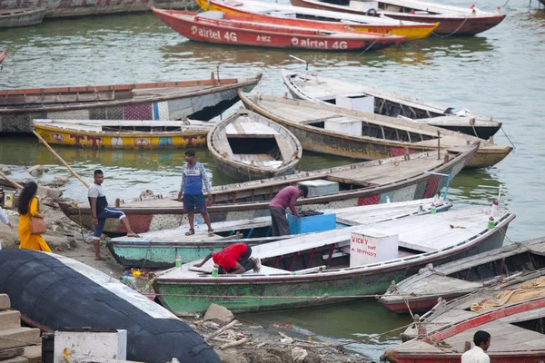 Varanasi Uttar Pradesh Índia Julho 2018 Barcos Com Peregrinos Que — Fotografia de Stock