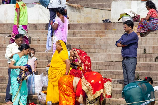 Varanasi Uttar Pradesh India Julio 2018 Peregrinos Identificados Tomando Baño — Foto de Stock