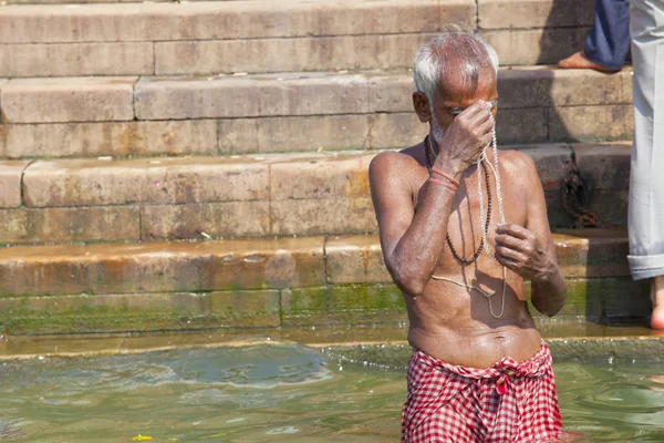 Varanasi Uttar Pradesh India Julio 2018 Peregrinos Identificados Tomando Baño — Foto de Stock