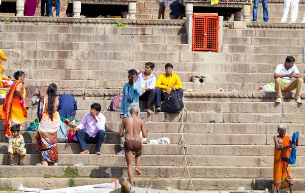 Varanasi Uttar Pradesh Índia Julho 2018 Peregrinos Não Identificados Tomando — Fotografia de Stock