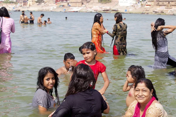 Varanasi Uttar Pradesh India Julio 2018 Peregrinos Identificados Tomando Baño —  Fotos de Stock