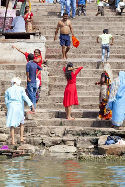 Varanasi Uttar Pradesh Hindistan Temmuz 2018 Ritüel Banyo Nehre Ganga — Stok fotoğraf