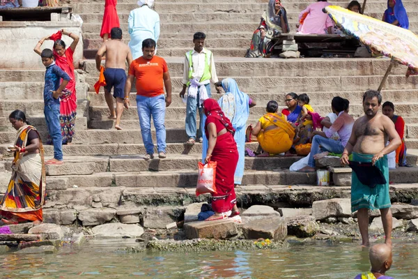 Varanasi Uttar Pradesh India Julio 2018 Peregrinos Identificados Tomando Baño — Foto de Stock