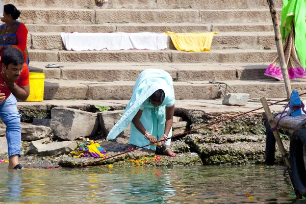 Varanasi Uttar Pradesh India Julio 2018 Peregrinos Identificados Tomando Baño — Foto de Stock