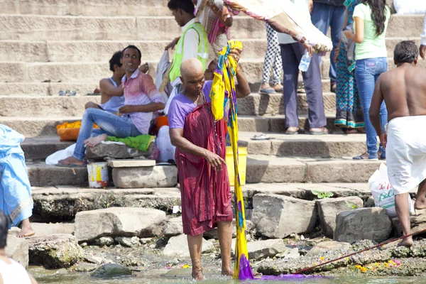 Varanasi Uttar Pradesh India Июля 2018 Года Неизвестные Паломники Принимают — стоковое фото