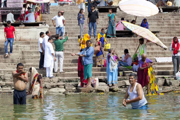 Varanasi Uttar Pradesh India Julio 2018 Peregrinos Identificados Tomando Baño — Foto de Stock