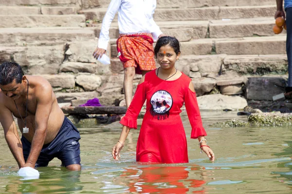 아침에 Ganga의 목욕을가지고는 바라나시 2018 미확인된 순례자 — 스톡 사진