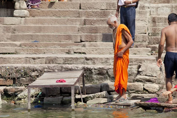 Varanasi Uttar Pradesh Hindistan Temmuz 2018 Ritüel Banyo Nehre Ganga — Stok fotoğraf