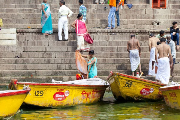 Varanasi Uttar Pradesh Hindistan Temmuz 2018 Ritüel Banyo Nehre Ganga — Stok fotoğraf