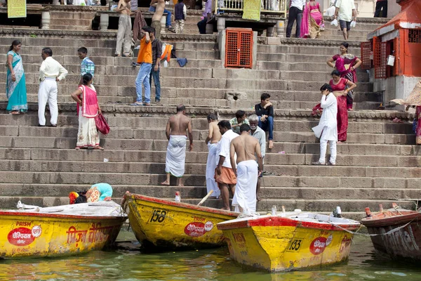 Varanasi Uttar Pradesh India Julio 2018 Peregrinos Identificados Tomando Baño — Foto de Stock