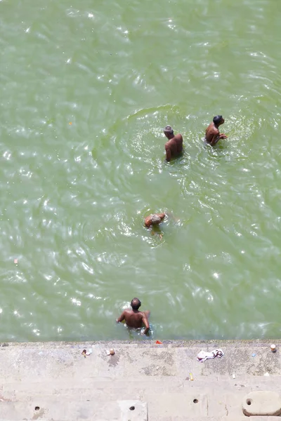 Varanasi Uttar Pradesh Indie Lipca 2018 Niezidentyfikowany Pielgrzymów Rytualnej Kąpieli — Zdjęcie stockowe