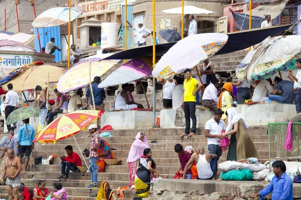 Varanasi Uttar Pradesh India Julio 2018 Peregrinos Identificados Tomando Baño —  Fotos de Stock