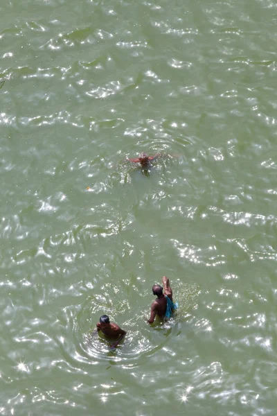 Varanasi Uttar Pradesh India Julio 2018 Peregrinos Identificados Tomando Baño —  Fotos de Stock