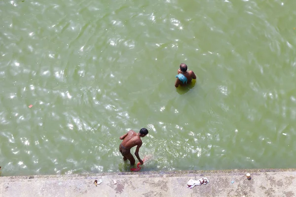Varanasi Uttar Pradesh India Julio 2018 Peregrinos Identificados Tomando Baño —  Fotos de Stock