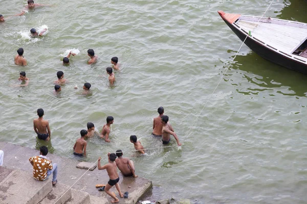 Varanasi Uttar Pradesh Índia Julho 2018 Peregrinos Não Identificados Tomando — Fotografia de Stock