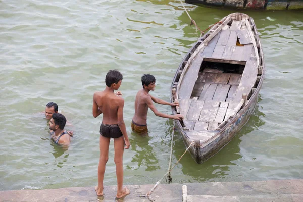 Varanasi Uttar Pradesh India Julio 2018 Peregrinos Identificados Tomando Baño — Foto de Stock