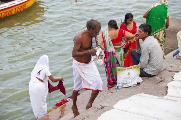 Varanasi Uttar Pradesh Índia Julho 2018 Peregrinos Não Identificados Tomando — Fotografia de Stock