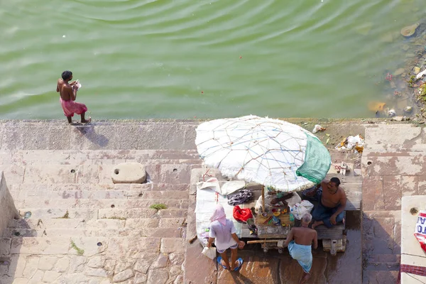 Varanasi Uttar Pradesh India Iulie 2018 Pelerinii Neidentificați Fac Baie — Fotografie, imagine de stoc