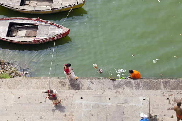 Varanasi Uttar Pradesh India Julio 2018 Peregrinos Identificados Tomando Baño — Foto de Stock