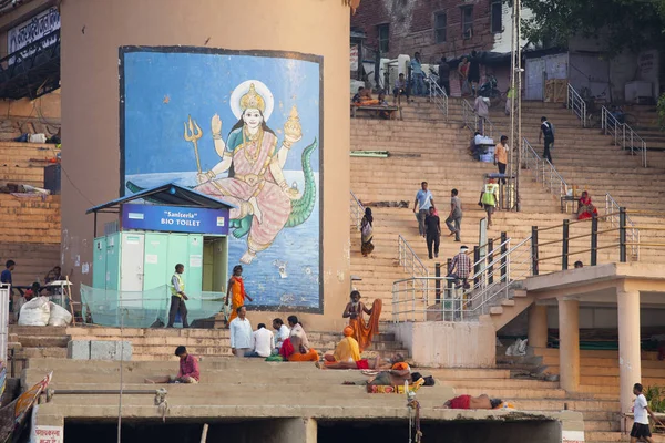 아침에 Ganga의 목욕을가지고는 바라나시 2018 미확인된 순례자 — 스톡 사진