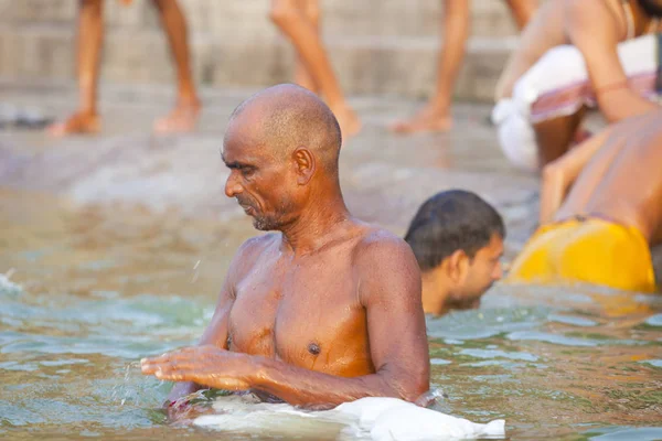 Varanasi Uttar Pradesh Indie Července 2018 Neznámé Poutníky Rituální Koupel — Stock fotografie