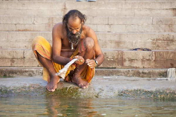 Varanasi Uttar Pradesh Índia Julho 2018 Peregrinos Não Identificados Tomando — Fotografia de Stock