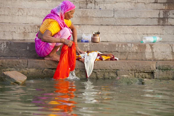 Varanasi Uttar Pradesh Índia Julho 2018 Peregrinos Não Identificados Tomando — Fotografia de Stock