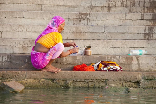 Varanasi Uttar Pradesh India Julio 2018 Peregrinos Identificados Tomando Baño — Foto de Stock