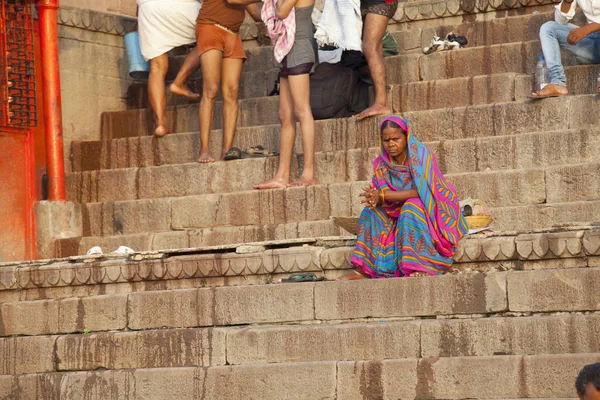 Varanasi Uttar Pradesh Índia Julho 2018 Peregrinos Não Identificados Tomando — Fotografia de Stock