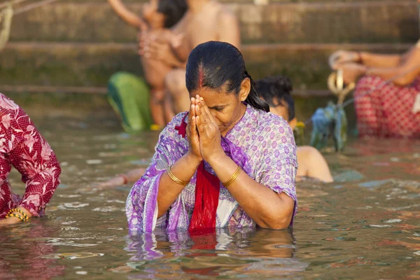 Varanasi Uttar Pradesh Índia Julho 2018 Peregrinos Não Identificados Tomando — Fotografia de Stock