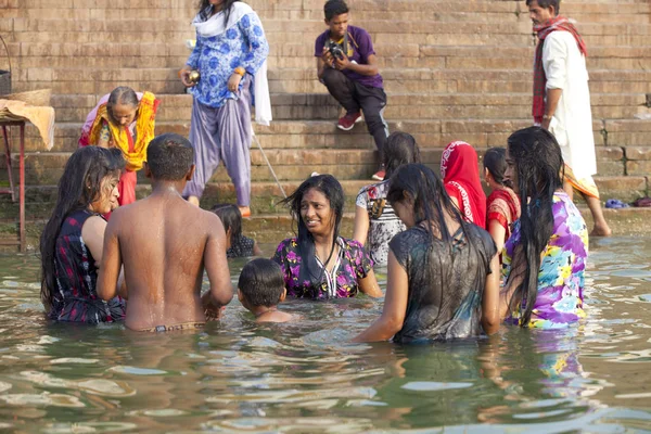 印度北方邦瓦拉纳西 2018年7月7日 清晨在恒河里进行仪式浴的不明身份朝圣者 — 图库照片
