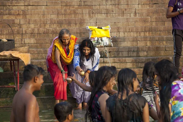 Varanasi Uttar Pradesh Hindistan Temmuz 2018 Ritüel Banyo Nehre Ganga — Stok fotoğraf